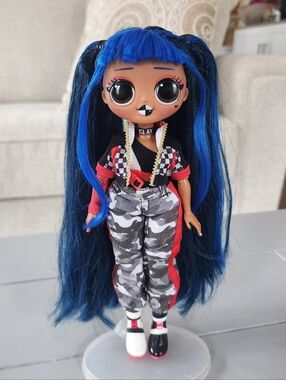 MGA LOL Surprise OMG Downtown B.B. Doll Long Blue Hair Urban Two Tone Lips Cute